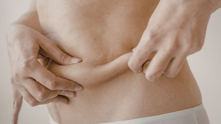 Pourquoi je prends du poids à la ménopause (même sans changer mon alimentation) ?